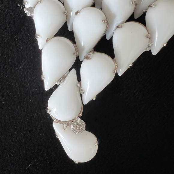 Vintage Kramer of New York Brooch – White Milk Glass & Rhinestones Mid Century - Picture 4 of 8
